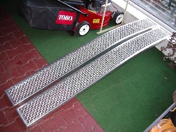 Auffahrschienen Auffahrrampe Alu gebogen 1 Paar 2,00 m lang bis 400 kg/Paar Auffahrschienen Auffahrrampe Alu gebogen 1 Paar 2,00 m lang bis 400 kg/Paar